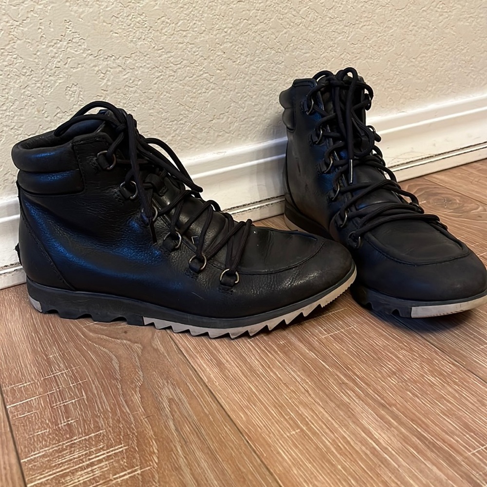 SOREL HARLOW LEATHER WATERPROOF BOOTS
Women's size 10